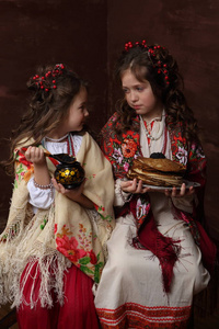 两个穿着漂亮俄罗斯服装的女孩留着煎饼