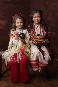 两个穿着漂亮俄罗斯服装的女孩留着煎饼