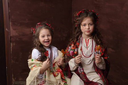 穿俄罗斯连衣裙的女孩们笑着抱棒糖