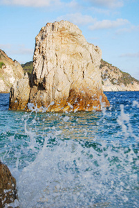 波浪和大岩石的飞溅从海涌现图片