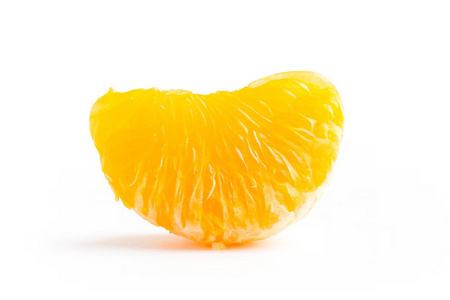 橘红色或孤立的白色背景上的普通话水果