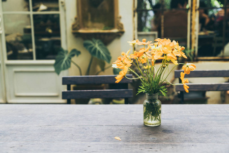 在餐桌上的花瓶装饰花