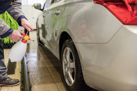 用加压水冲洗汽车, 用泡沫和水洗涤, 洗车