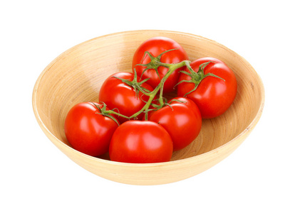 孤立在白色的木碗里的新鲜番茄