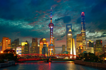 在黄昏时上海的天际线