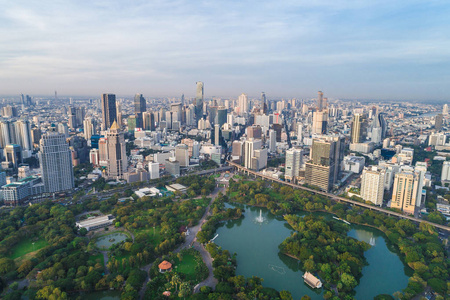 曼谷市中心的现代城市与绿色公共公园, 泰国