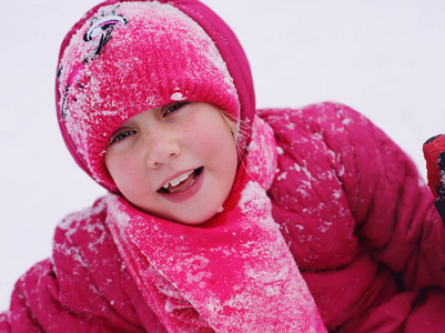 一个可爱的7岁女孩在户外的冬天肖像