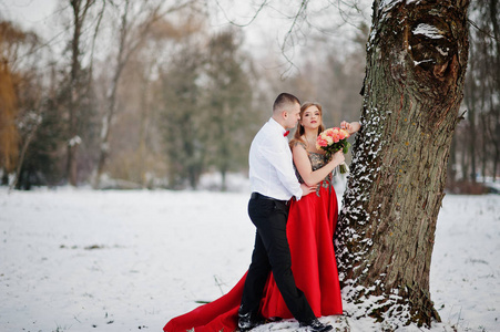 神奇的情侣在冬季童话森林中的爱情。红 b 女孩