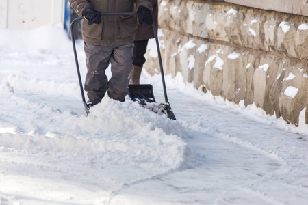 铲人清洁雪