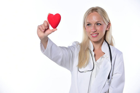 年轻的女医生抱着红色的心。在白色背景上被隔离