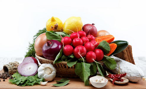 健康食品。新鲜的蔬菜和水果在木板上