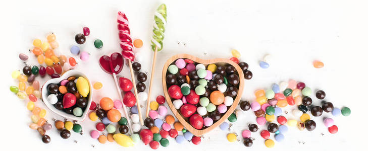 各式五颜六色的糖果。顶部视图