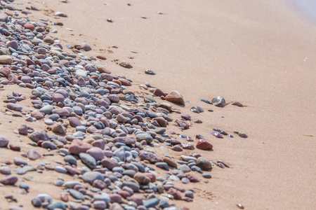 沙滩上美丽光滑的海石。石材纹理和形状特写照片