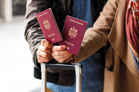 行李上的护照特写。旅行或移民概念。摩尔多瓦生物识别护照