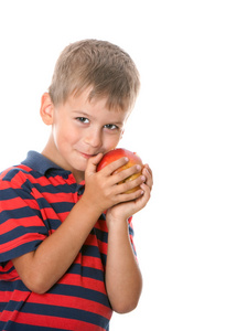 男孩抱着一只苹果