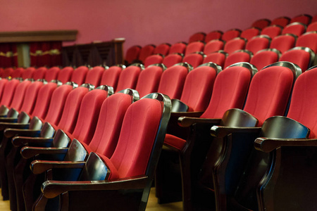 剧院大厅为访客以美丽的椅子勃艮第红色天鹅绒椅子在展示之前