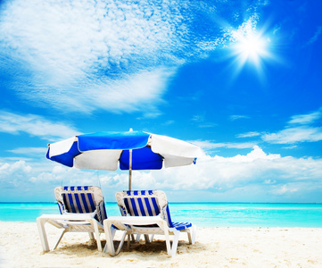 度假和旅游的概念。在海滩上日光浴浴床