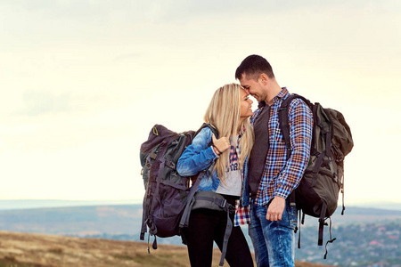 年轻夫妇的游客与背包的性质