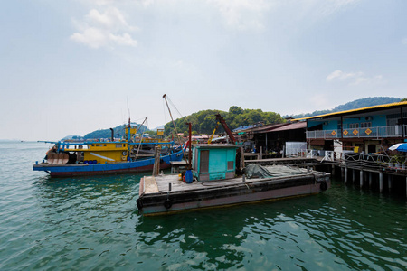 住宿 Kecil 钓鱼村在马来西亚邦咯岛。东南亚的美丽海景和海港