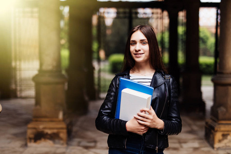 聪明的女大学生在校园户外