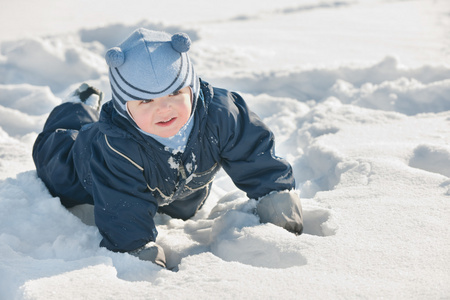 蹒跚学步发现雪图片