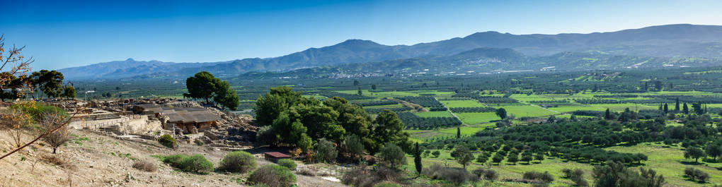 风景秀丽的风景与农场和山在背景, 希腊