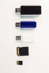 白色背景下不同尺寸的 usb 闪存驱动器