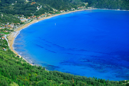 美丽的夏日全景海景。峭壁的看法入