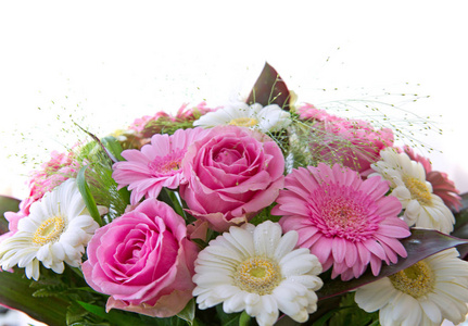 白色背景上的粉红色玫瑰和 gerberas 花束