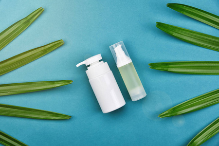 化妆品瓶上的绿色草药叶子的背景, 空白标签的品牌模拟, 天然有机护肤美容产品概念