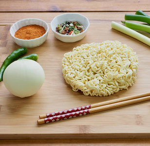 亚洲食品速溶拉面和蔬菜
