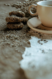 一杯咖啡或菊苣与家庭烤饼干, 在木制的乡村背景。温暖的咖啡时间与乐趣的概念