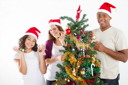 装饰圣诞树的多种族家庭幸福