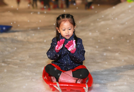 小亚洲女孩在冬天玩雪