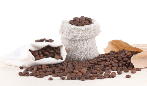 帆布袋咖啡豆和咖啡在白色孤立在纸袋