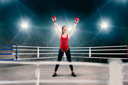 女运动员在红色拳击绷带和运动服, 手在圆环