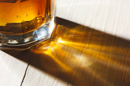 威士忌在玻璃, 冰幼崽在白色桌上的一个短的杯子服务