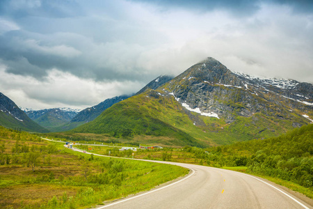挪威罗弗敦岛的道路高山和美丽的天空