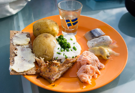 传统的瑞典仲夏午餐