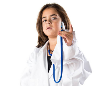 小女孩穿得像一名医生