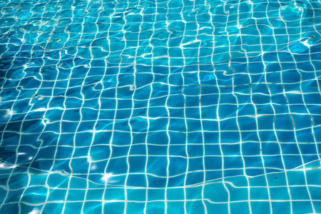 游泳池纹理背景下的蓝水表面