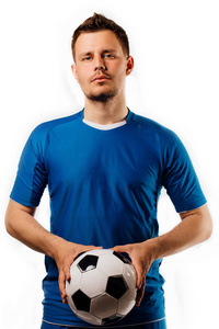 年轻英俊的足球运动员握在手上足球摆在白色孤立的球