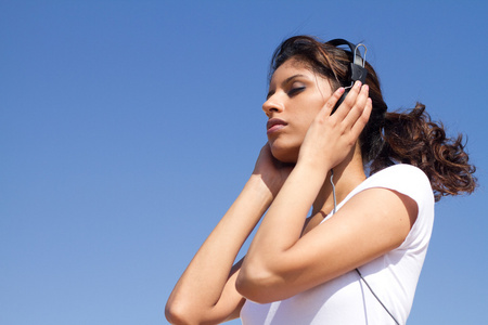 中东女人听音乐户外活动