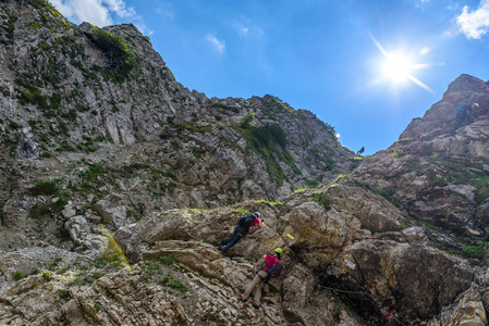 徒步登山者攀登在阿尔卑斯山, 欧洲