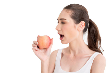 妇女吃一个新鲜的苹果被隔离在白色