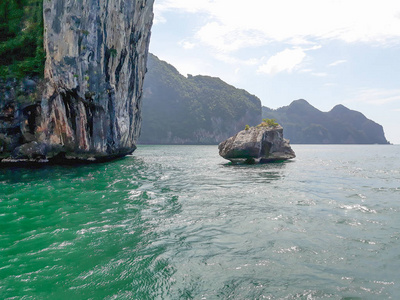 泰国的蓝海与海岛和天空