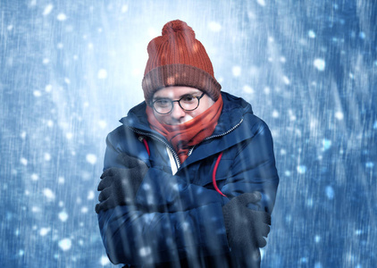 一个英俊的男孩在暴风雪的概念颤抖