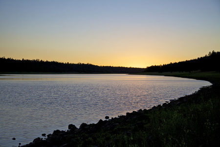 在日落风景名胜山下湖