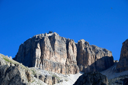 Pordoi 山地块与电缆车领先的蓝色天空背景, 白云岩, 意大利