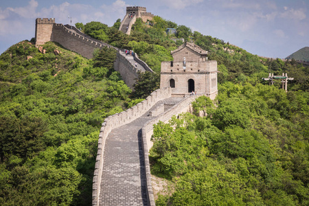 首都北京北部山区八达岭的中国万里长城全景图